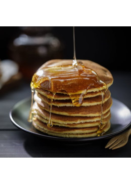 Gouden ahornsiroop op pannenkoek
