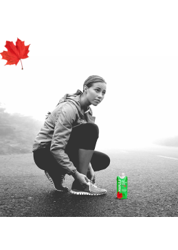 sportive avec une bouteille d'eau d'érable Maple 3 en pleine effort au quebec