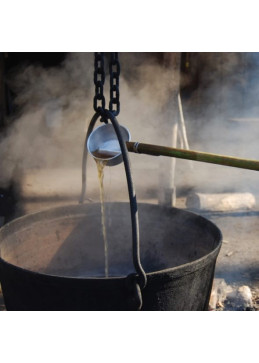 Bereiding van ahornsiroop in een hete pot