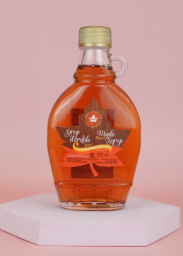 Mango 250 ml de jarabe de arce color ámbar.