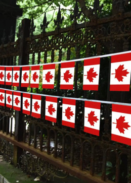 Pancartas canadienses en una valla