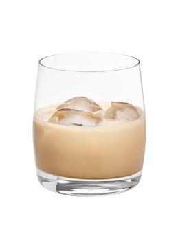 Cócteles con crema de whisky hexagonal sobre hielo
