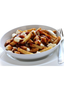 Plato de poutine en un plato