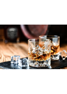 whisky sortilège prestige en vaso con cubito de hielo de quebec