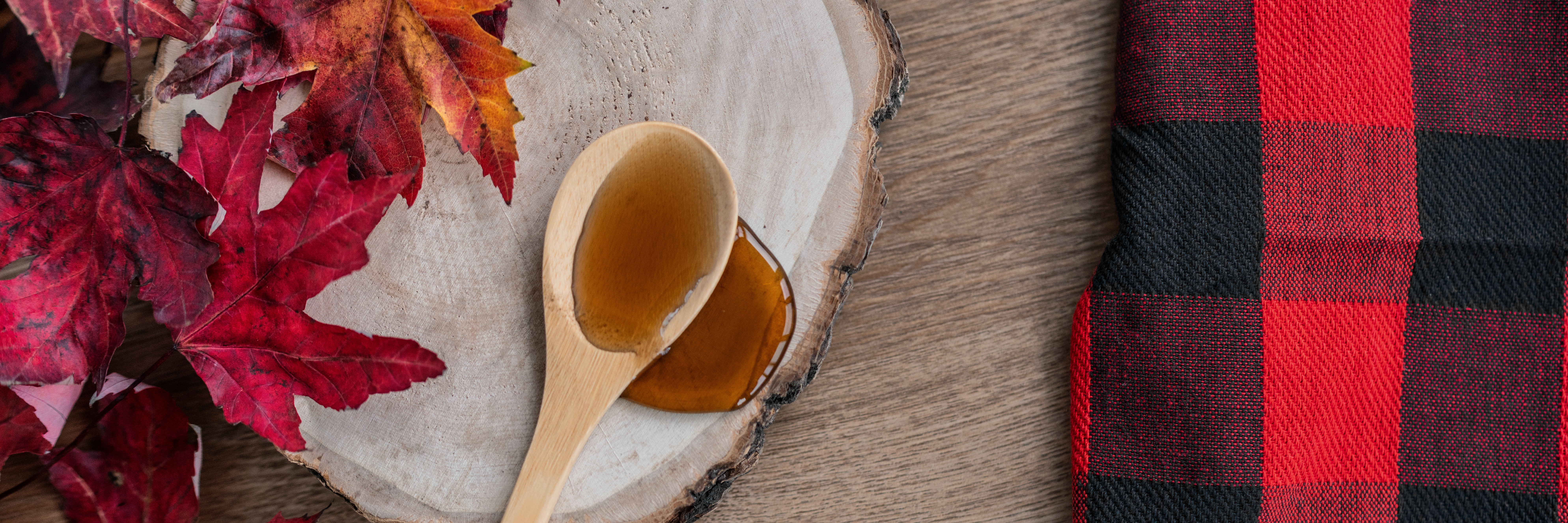 Sirop d'érable sur une planche en bois Sirop d'érable sur une planche en bois