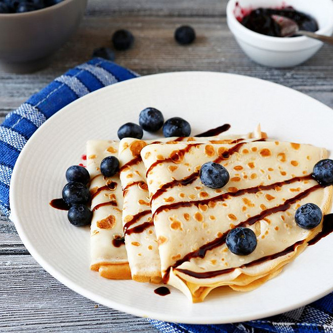 Crêpes aux myrtilles sauvages et crème fouettée à l’érable