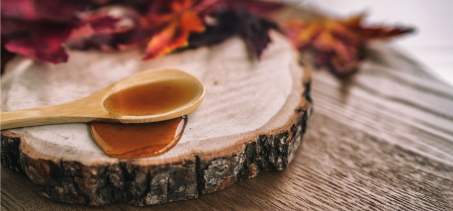Planche en bois avec du sirop d'érable Planche en bois avec du sirop d'érable