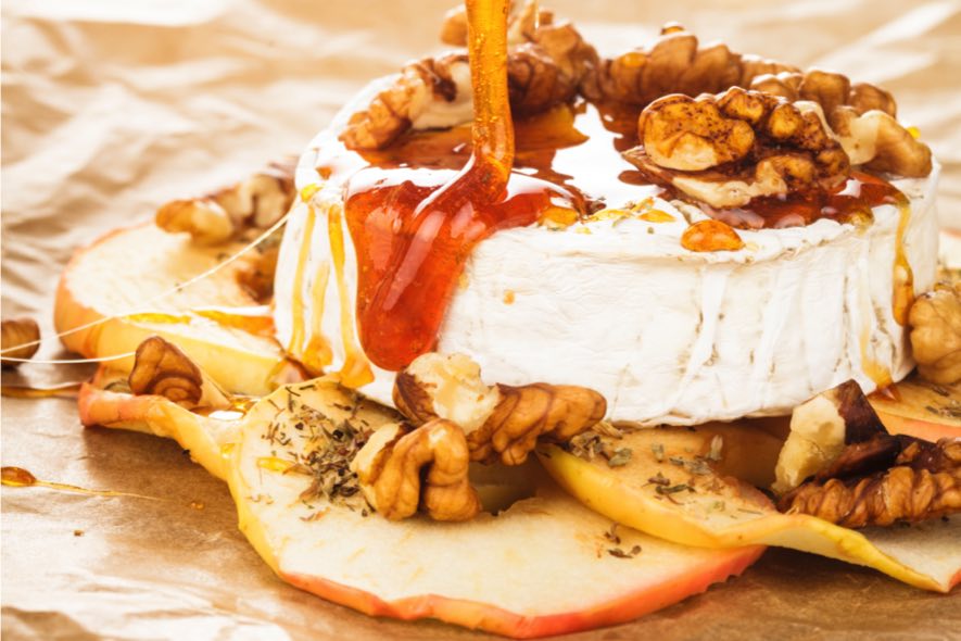 Brie au sirop d'érable, aux pommes et aux noix Brie au sirop d'érable, aux pommes et aux noix