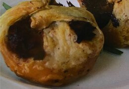Bladerdeeghapjes met eend en appels