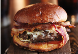 Hamburger di pancetta e sciroppo d'acero
