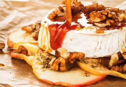 Brie con sciroppo d'acero, mele e noci