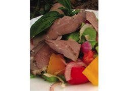 Insalata mediterranea con carne d'anatra affumicata