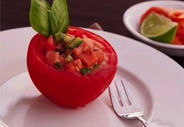 Pomodori ripieni di trota affumicata e taffy d'acero