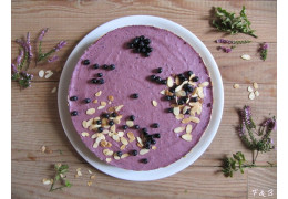 Galleta monstruo con mousse de arándanos
