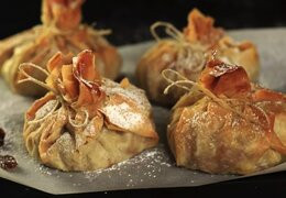 Camembert de arce, salsa de licor de arándanos