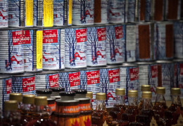 Los diferentes recipientes para almacenar el jarabe de arce (latas, botella de vidrio, jarra, bolsa de plástico, etc.)