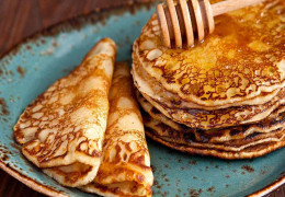 Receta canadiense de panqueques con suero de leche y caramelo de arce