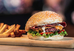 Receta de Hamburguesas con pastrami y salsa de cebolla y arándanos