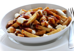 ¿Dónde encontrar un restaurante de verdad que ofrezca poutine en Francia?