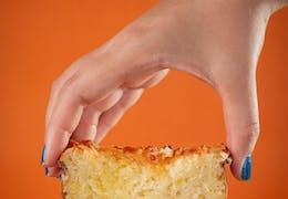 Pastel de minna con sirope de arce y naranja