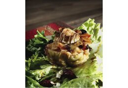 Manzanas asadas con ensalada de arce y queso de cabra