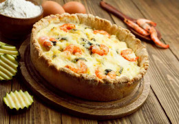 Cena canadiense de quiche Gaspésie con camarones del norte