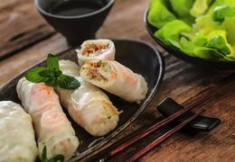 Pequeños rollitos de primavera frescos con pato confitado
