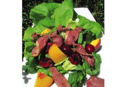 Ensalada tierna con magret de pato ahumado y cerezas