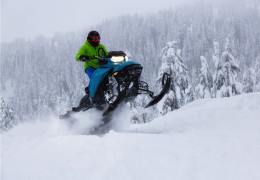Excursiones en moto de nieve en Canadá