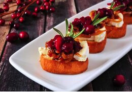 Tartines normandos con manzanas, camembert y gelatina de arce
