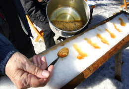 caramelo de arce en la nieve